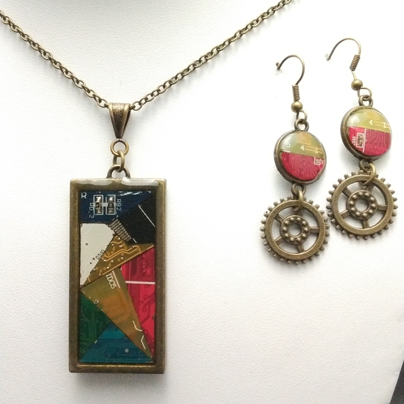GEEK BLING -Bronze pendant & earring set - Picture 2 of 3